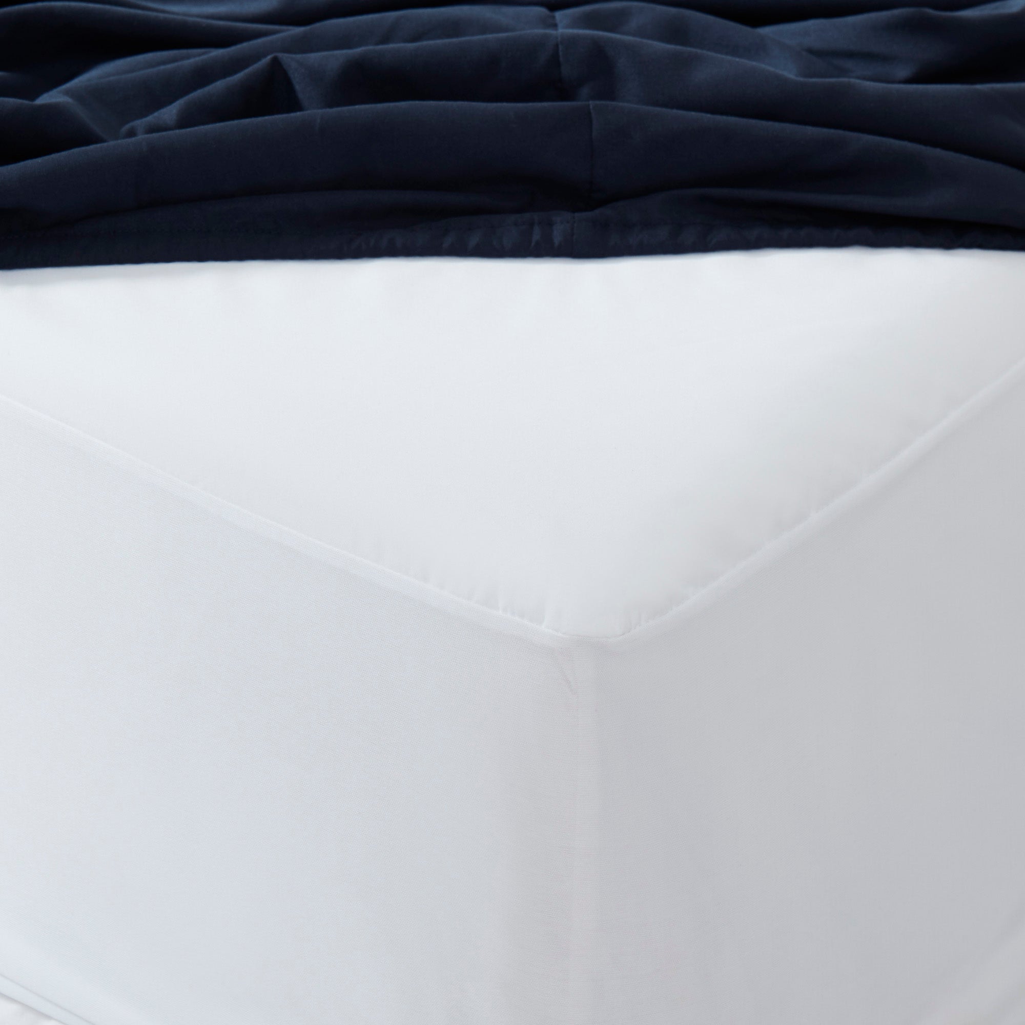 Dorm Room Essentials Twin XL Comforter Set ?– College-Ready Bundle with Comforter, Mattress Protector & Sheets with Pockets on the Side & Built-in Corner Strap ?– Media Pocket for Devices