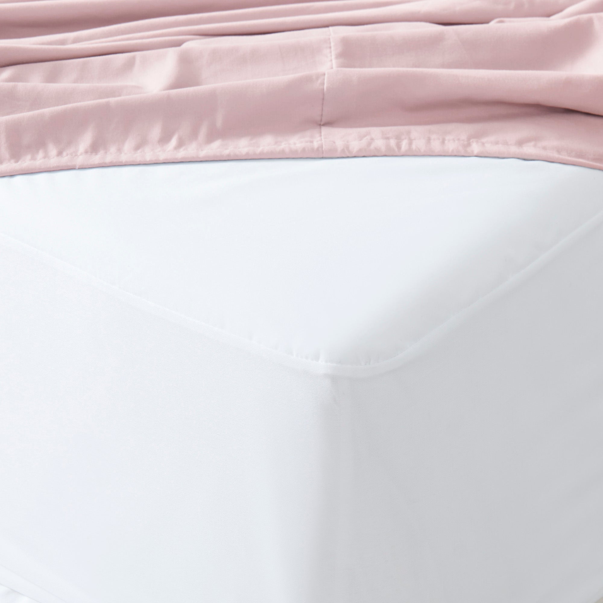 Dorm Room Essentials Twin XL Comforter Set ?– College-Ready Bundle with Comforter, Mattress Protector & Sheets with Pockets on the Side & Built-in Corner Strap ?– Media Pocket for Devices