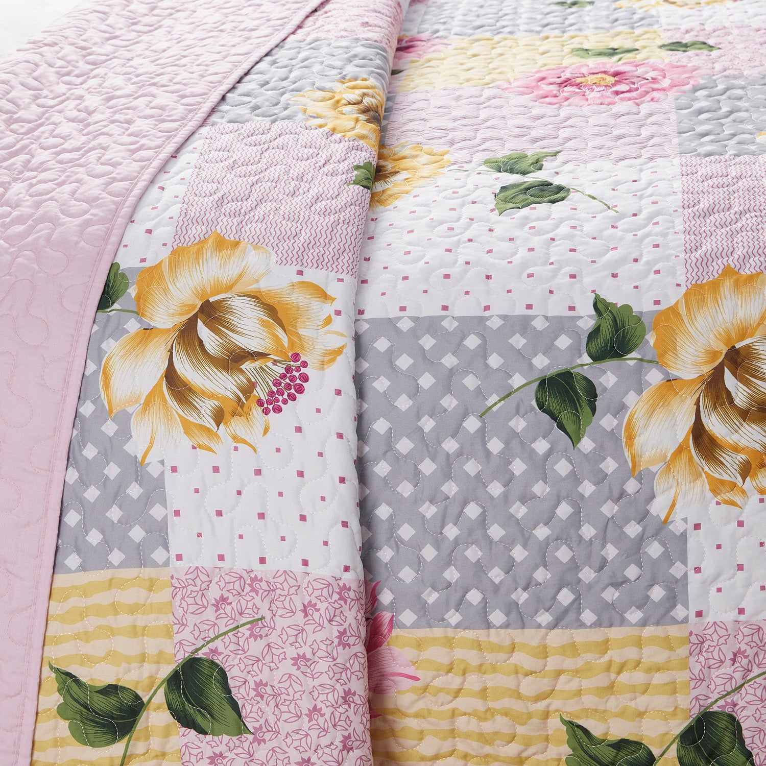 Printed 3-Piece Quilt Set, Floral Patchwork - Detail